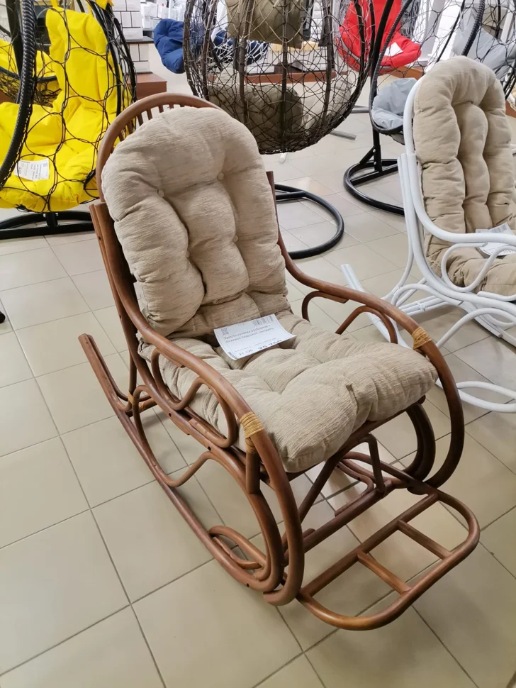 Кресло-качалка разборное с бежевой подушкой, миндаль матовый