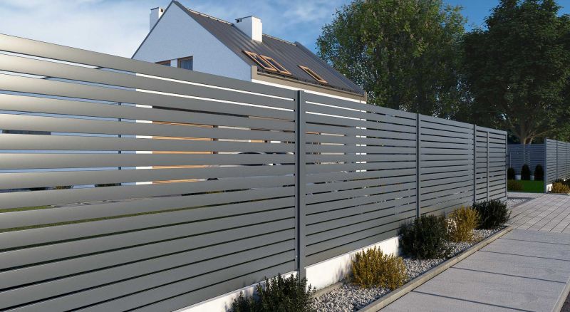 Строим забор: какой выбрать до начала сезона?